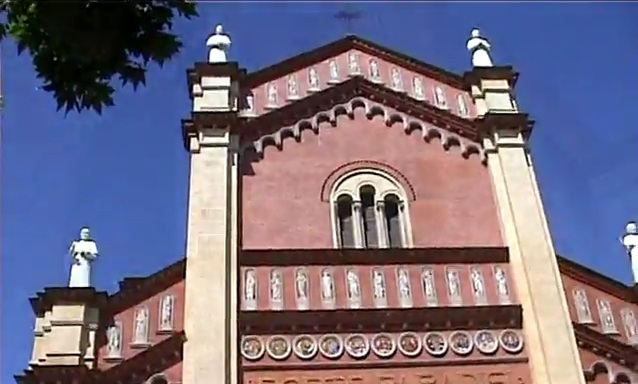 Vista chiesa frontale ad Asti